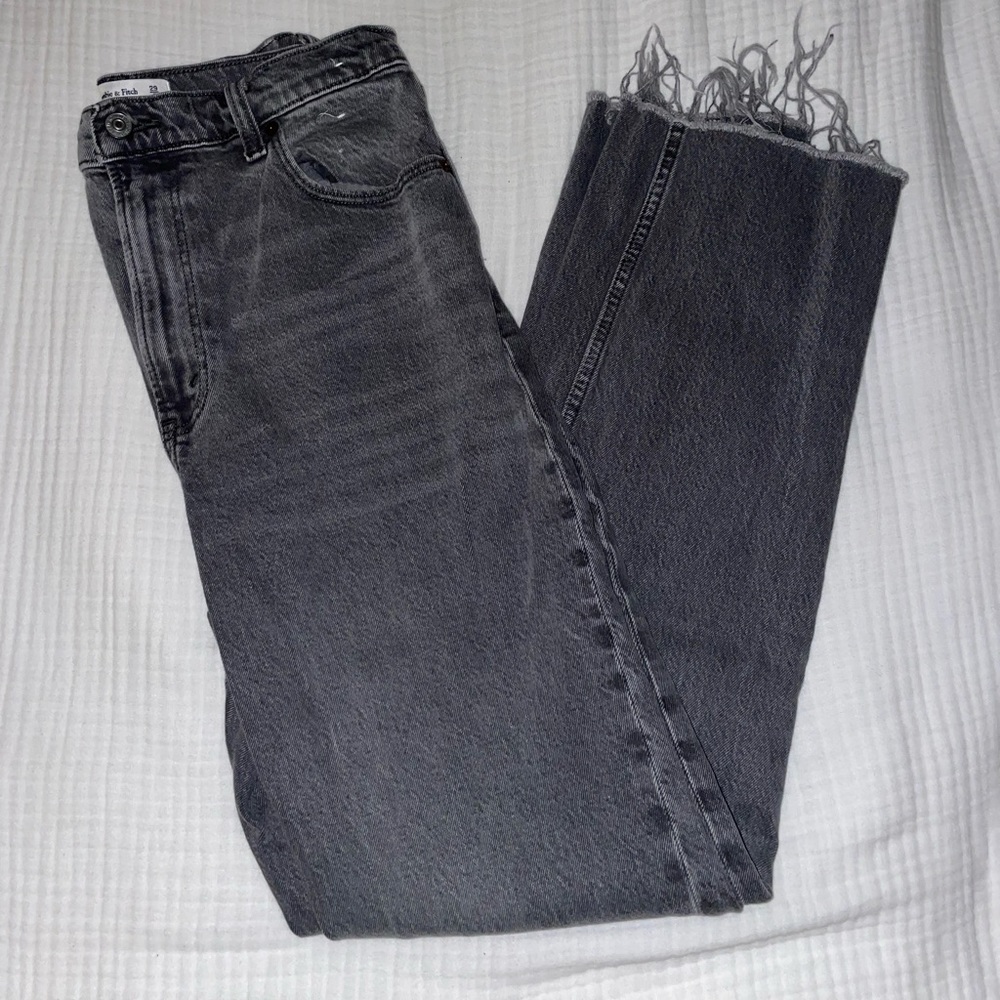 A&F ULTRA HIGH RISE 90’s JEANS - GRAY/BLACK WASH